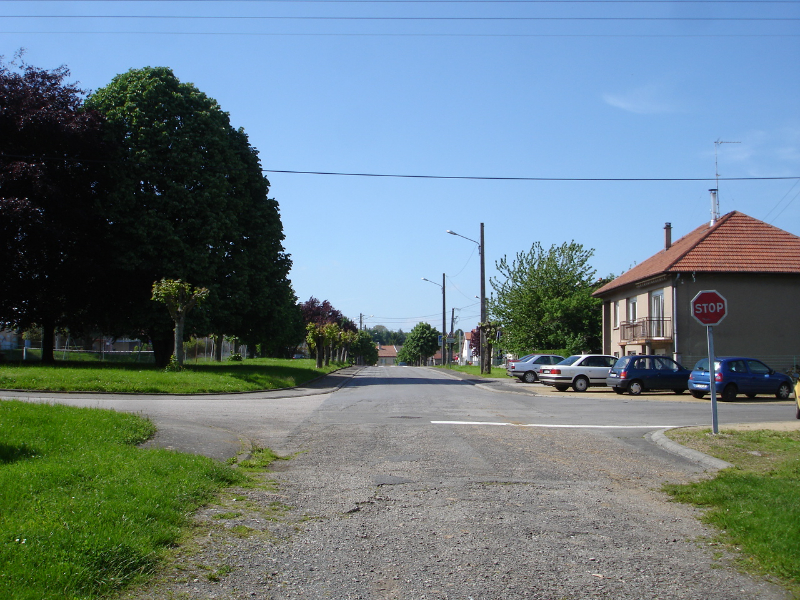 Une des rues du village, la rue de l\'Orne